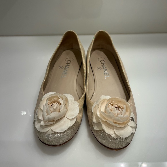Chanel gold & silver glitter ballet flat as 37 with blush color camellia flower. - Picture 2 of 5